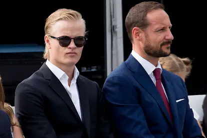 Marius Borg Høiby sitz neben Prinz Hakon, beide schauen ernst.