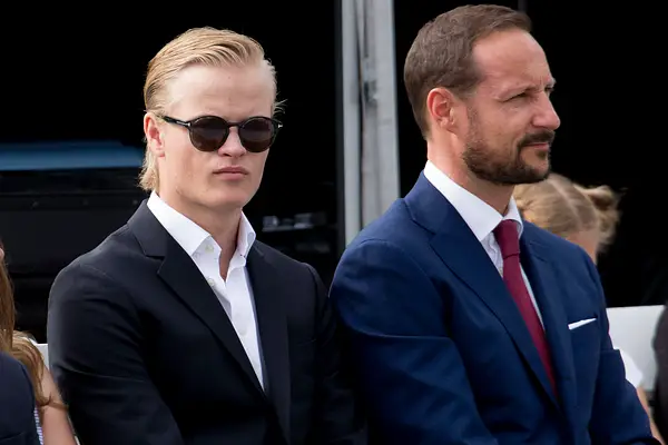 Marius Borg Høiby sitz neben Prinz Hakon, beide schauen ernst.