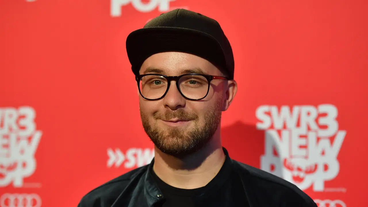 Mark Forster tritt nie ohne Kappe auf Mark Forster tritt nie ohne Kappe auf - Foto: Imago