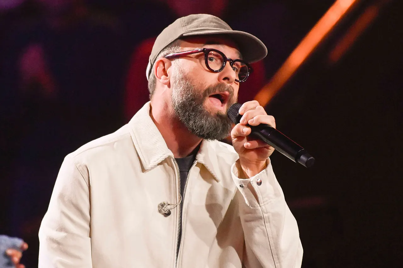 Mark Forster singt ins Mikrofon.