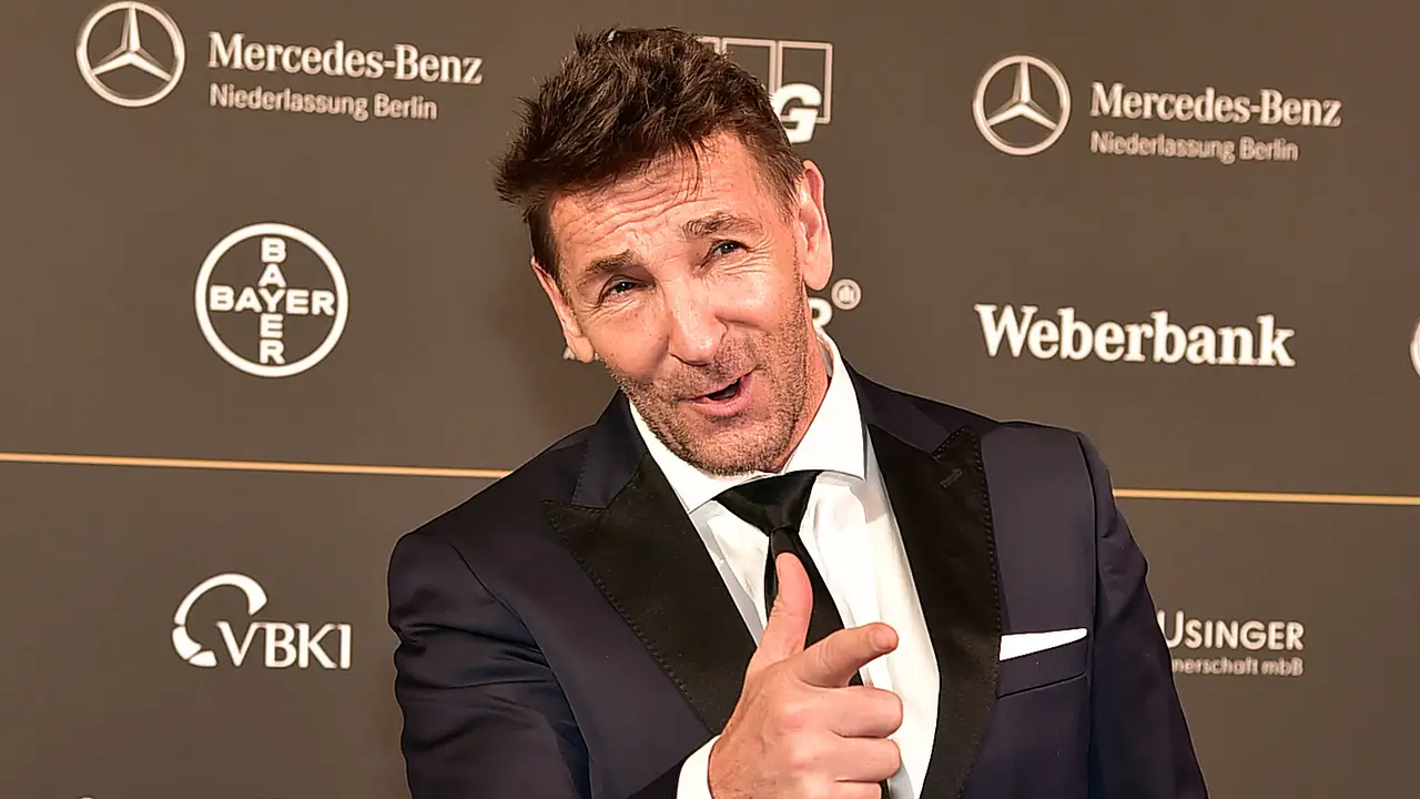 Mark Keller spricht über Scheidung Mark Keller im Anzug zeigt einen Finger in die Kamera - Foto: IMAGO / Photopress Müller