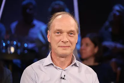 Martin Brambach lächelt sanft in die Kamera. Von seinem leiblichen Vater erfuhr er erst mit 12 Jahren.