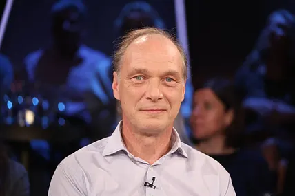Martin Brambach lächelt sanft in die Kamera. Von seinem leiblichen Vater erfuhr er erst mit 12 Jahren.