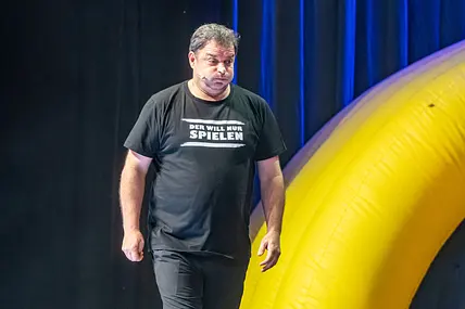 Martin Rütter steht auf der Bühne und schnauft durch.