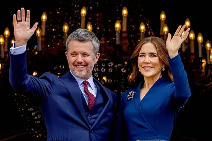 Königin Mary & König Frederik winken in festlicher Kleidung