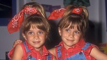 Zwillinge Mary-Kate und Ashley Olsen 1993 - Foto: Getty Images