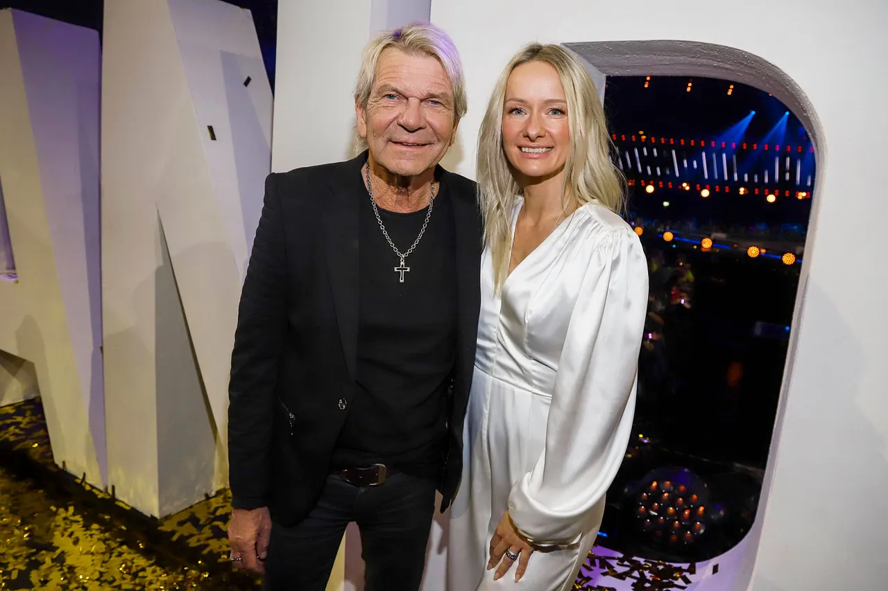 matthias-reim-christin-stark-urlaub-imago804092057 Matthias Reim und Christin Stark posieren lächelnd für die Kamera. - Foto: IMAGO / BREUEL-BILD