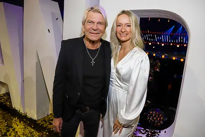 Matthias Reim und Christin Stark posieren lächelnd für die Kamera.