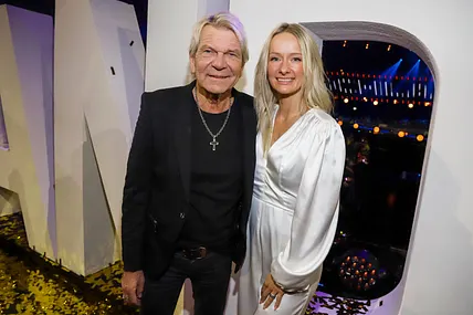 Matthias Reim und Christin Stark posieren lächelnd für die Kamera.
