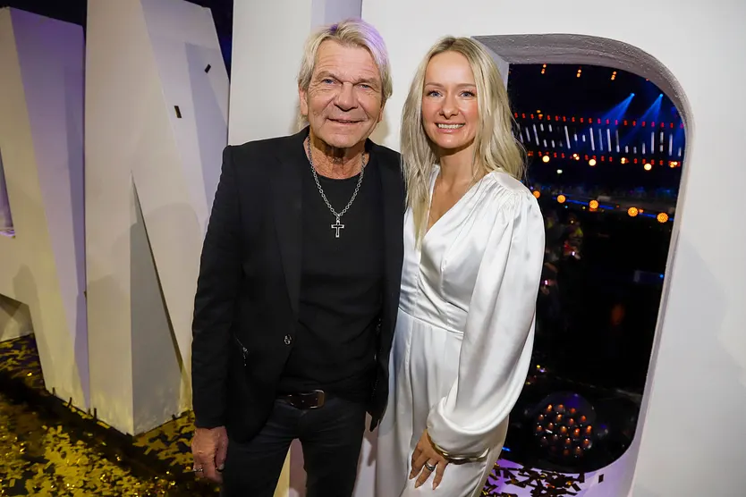Matthias Reim und Christin Stark posieren lächelnd für die Kamera.