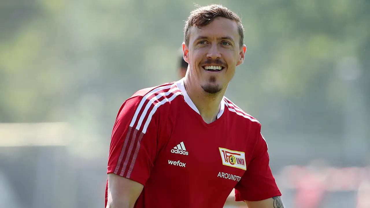 Max Kruse strahlt dank seiner Freundin Max Kruse strahlt dank seiner Freundin - Foto: Imago