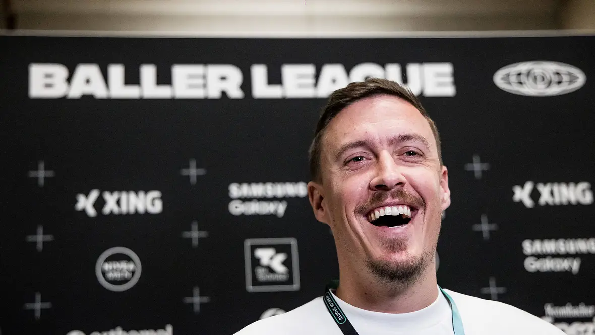 Max Kruse am lachen