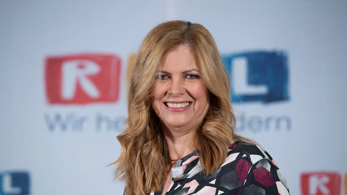 Maxi Biewer posiert vor der Kamera für RTL