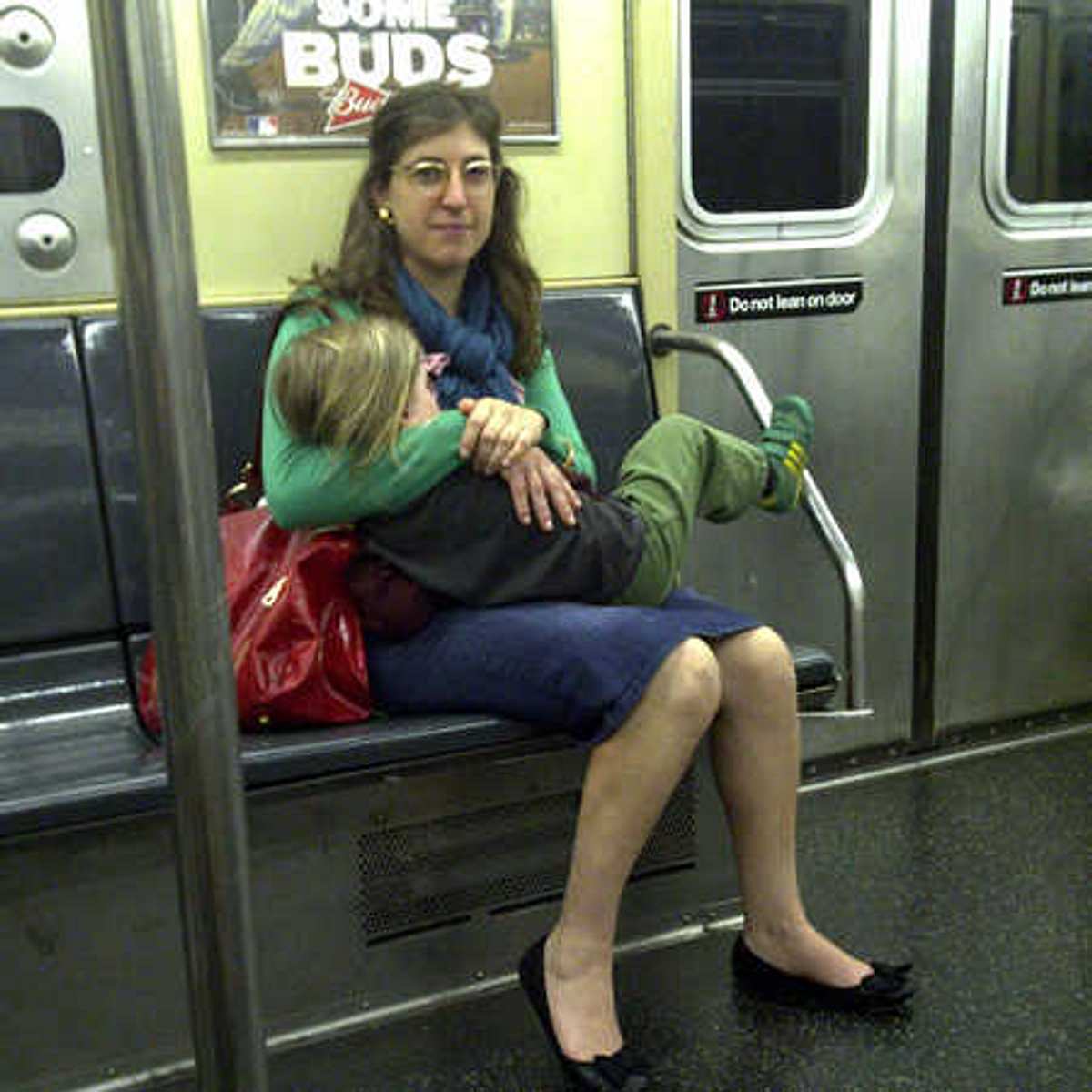 Mayim Bialik stillt ihren Sohn in der U-Bahn