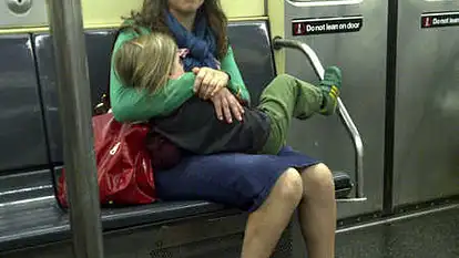 Mayim Bialik stillt ihren Sohn in der U-Bahn