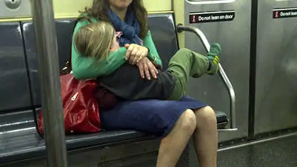 Mayim Bialik stillt ihren Sohn in der U-Bahn