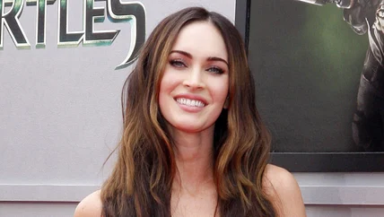 Megan Fox strahlt lächelnd in die Kamera.
