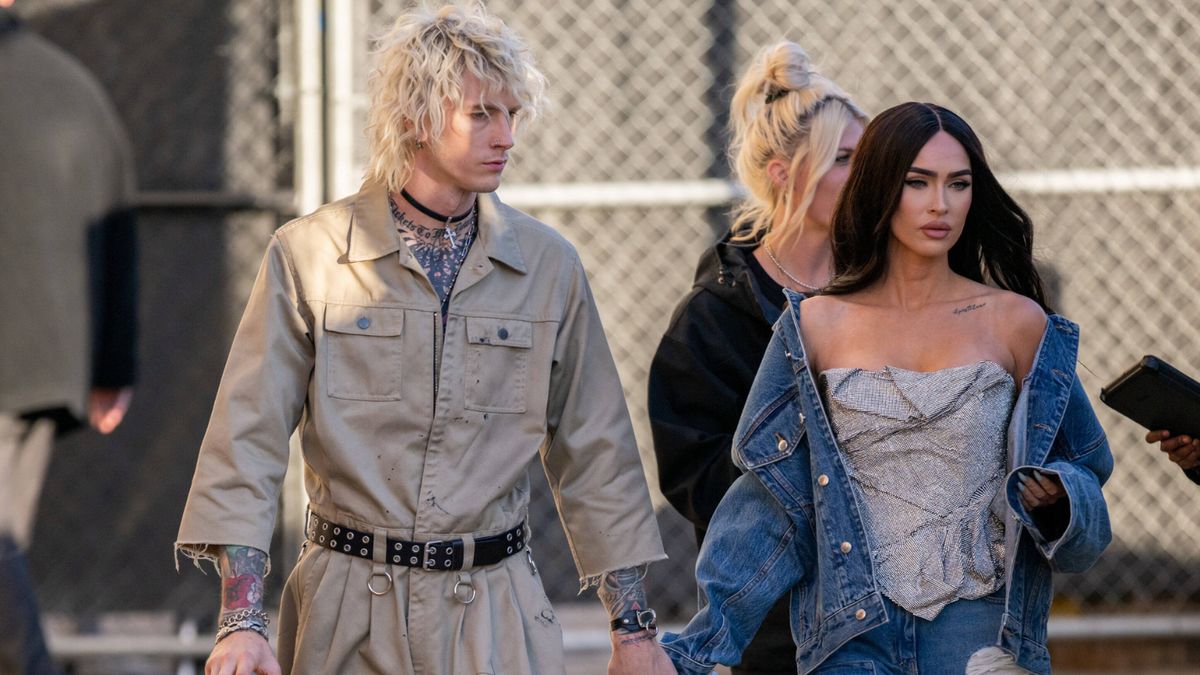 Schauspielerin Megan Fox verlässt Händchen haltend mit Freund Machine Gun Kelly ein Fernsehstudio