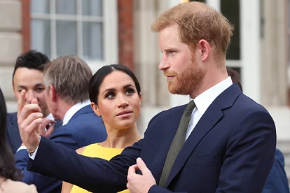 Müssen Herzogin Meghan, in einem gelben Kleid, und Prinz Harry, in einem Anzug, sich Sorgen um Lilibeths Patenonkel machen?