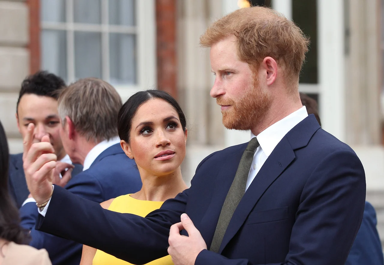 meghan-harry-patenonkel-imago84282625 Müssen Herzogin Meghan, in einem gelben Kleid, und Prinz Harry, in einem Anzug, sich Sorgen um Lilibeths Patenonkel machen?