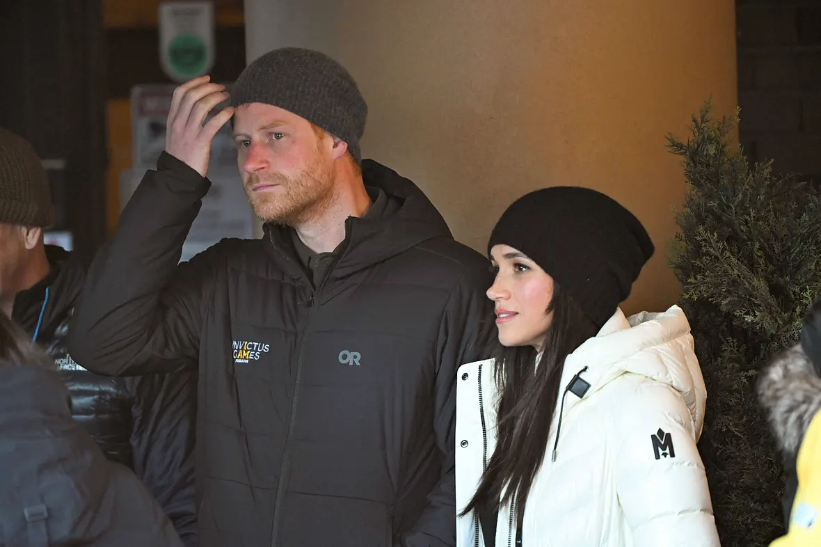 Prinz Harry und Herzogin Meghan tragen Winterkleidung und sehen sehr ernst aus. 