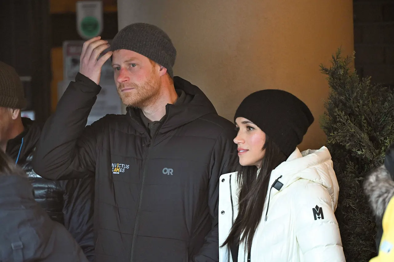 Prinz Harry und Herzogin Meghan tragen Winterkleidung und sehen sehr ernst aus. 