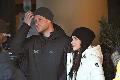 Prinz Harry und Herzogin Meghan tragen Winterkleidung und sehen sehr ernst aus. 