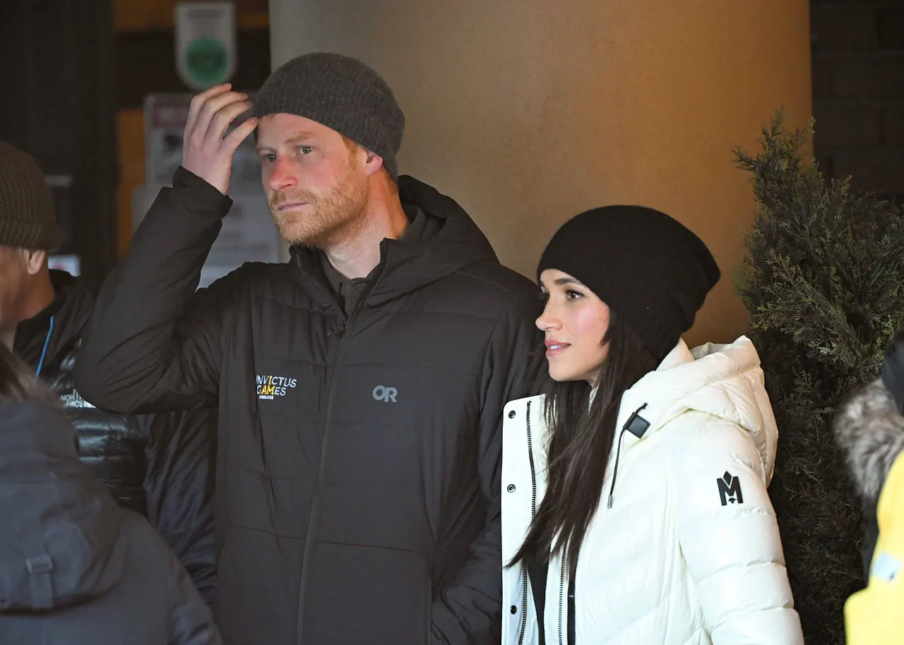 meghan-harry-rache-an-beckhams Prinz Harry und Herzogin Meghan tragen Winterkleidung und sehen sehr ernst aus. - Foto: IMAGO / Cover-Images