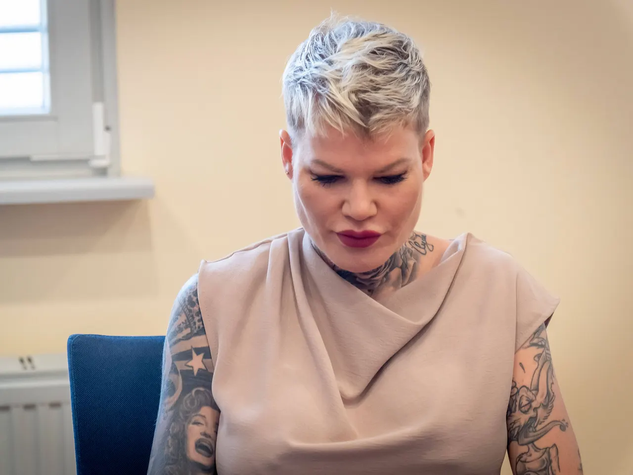 Melanie Müller blickt nach unten.