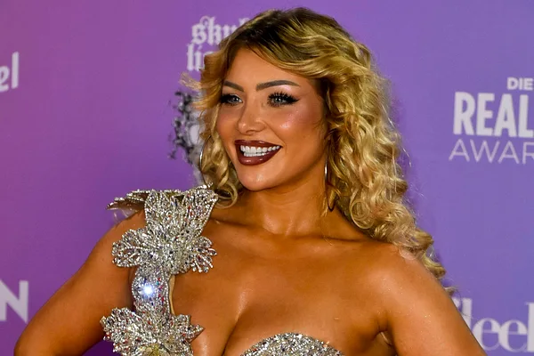 Melody Haase bei den "Reality Awards" auf dem roten Teppich – sie posiert und lächelt vor der Kamera. Jetzt erzählt sie ihren Fans von gesundheitlichen Problemen!