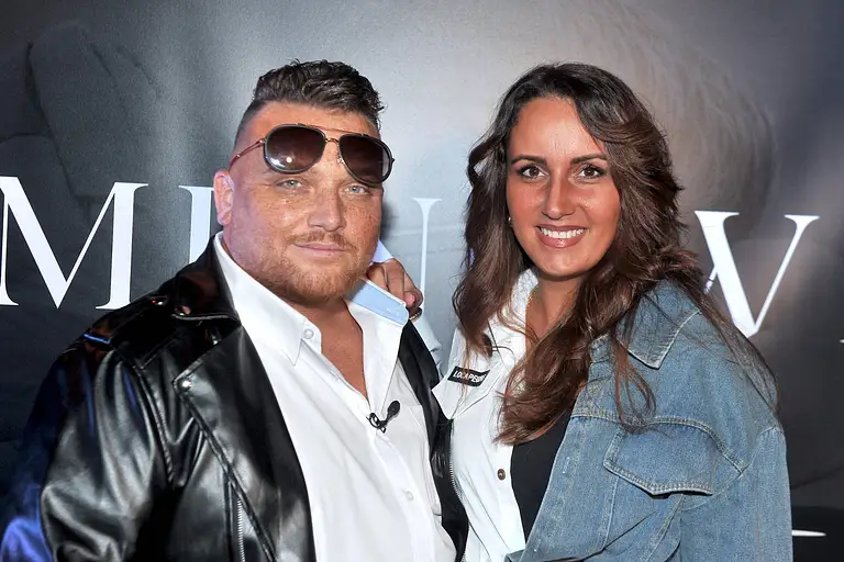 Menowin Fröhlich wirft seiner Ex Senay vor, ihn betrogen zu haben. Auf seinem Instagram-Kanal macht er seinem Ärger Luft.
