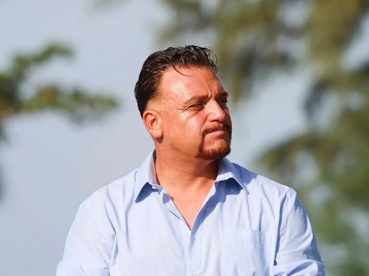 Menowin Fröhlich zeigt Reue am Muttertag Menowin Fröhlich schaut nachdenklich nach rechts - Foto: Joyn