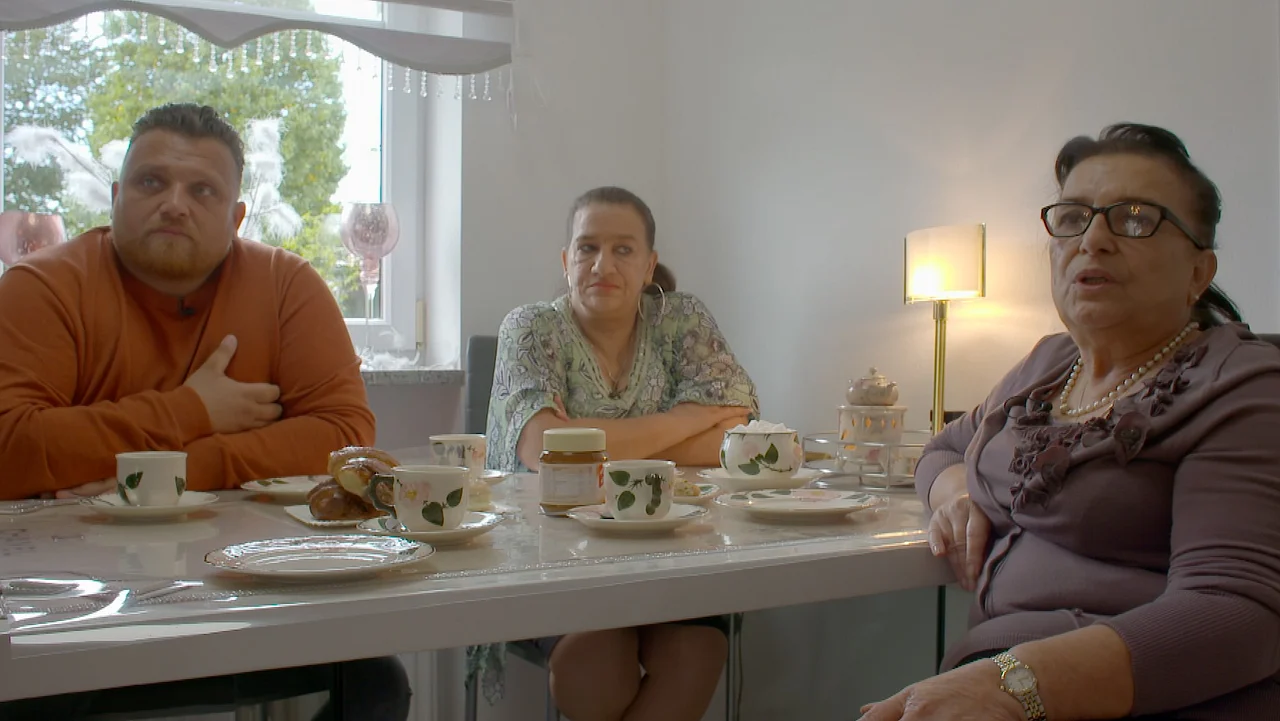 Menowin Fröhlich, Mama Silvia, Tante Kerscha Menowin Fröhlich, Mama Silvia, Tante Kerscha - Foto: TVNOW / filmpool