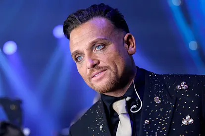 Menowin Fröhlich: Enttäuscht von Pietro Lombardi! Menowin Fröhlich schaut bei DSDS mit ernster Miene in die Ferne.