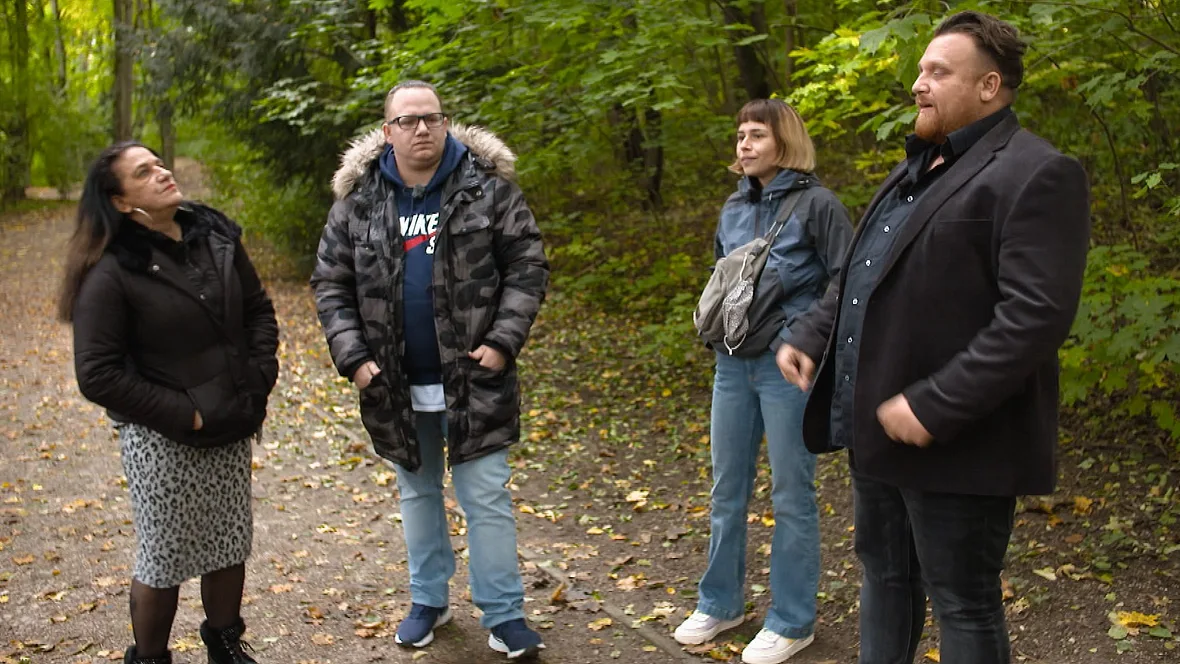 Menowin mit seinen Geschwistern und seiner Mutter Menowin mit seinen Geschwistern und seiner Mutter