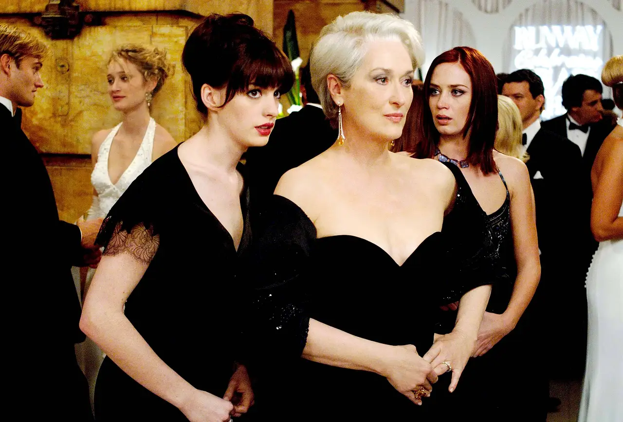 Anne Hathaway und Meryl Streep im ersten Teil von Der Teufel trägt Prada. - Foto: IMAGO / ZUMA Press Wire