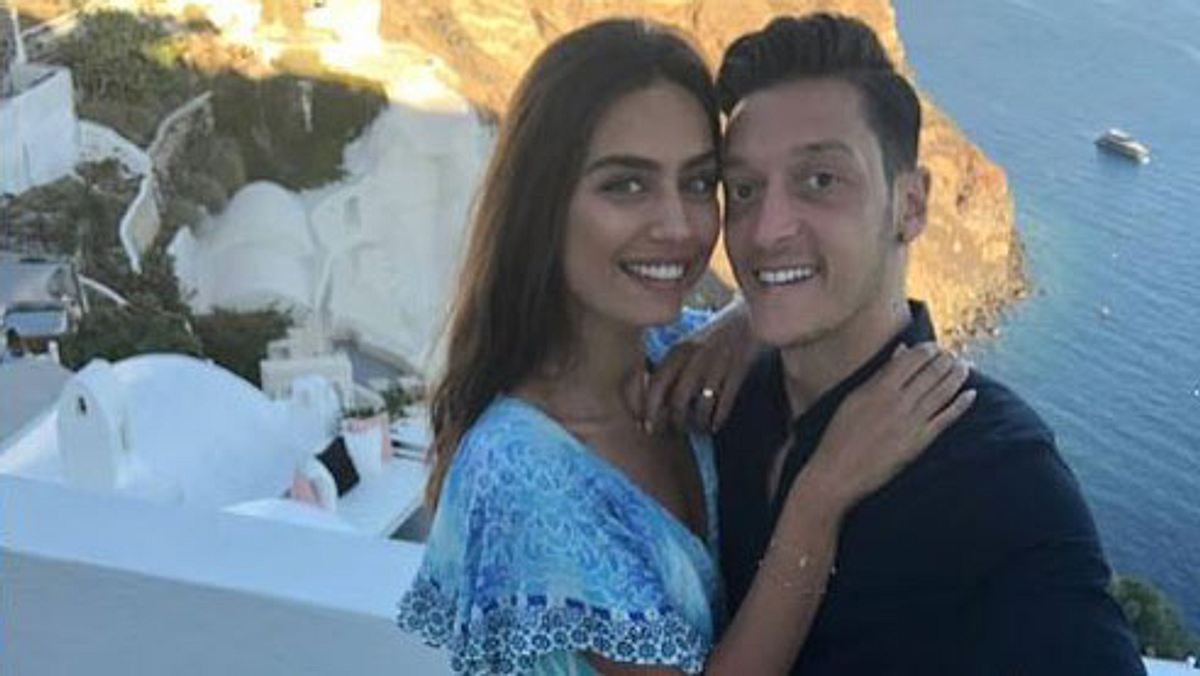 Mesut Özil: Verlobung mit Freundin Amine Gülşe?