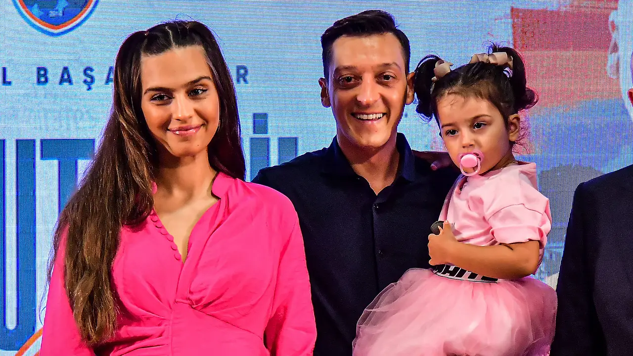 Amine Gülse, Mesut Özil & Tochter Eda Amine Gülse, Mesut Özil & Tochter Eda - Foto: IMAGO / Seskim Photo