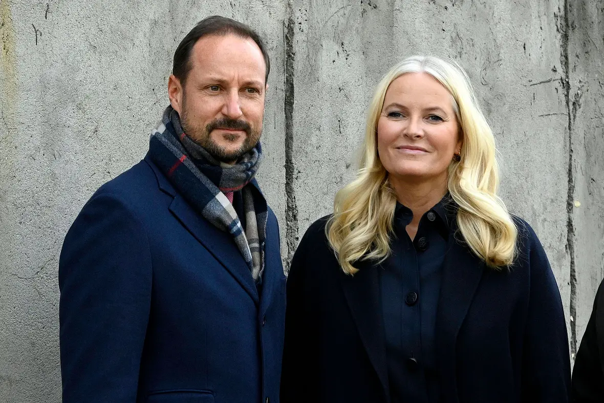  Kronprinz Haakon und Mette-Marit Tjessem Høiby lächeln leicht in die Ferne.