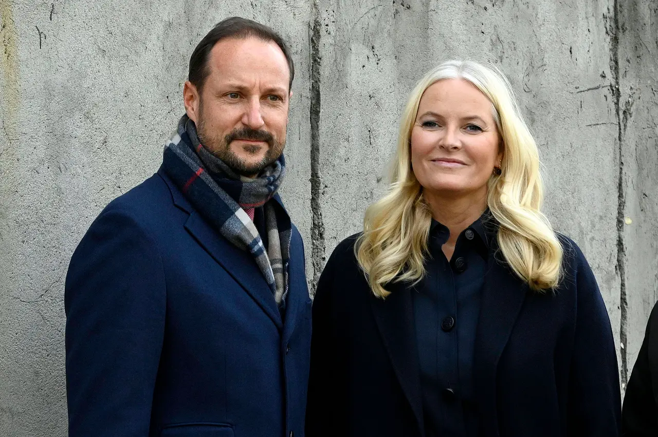  Kronprinz Haakon und Mette-Marit Tjessem Høiby lächeln leicht in die Ferne. - Foto: IMAGO / Future Image