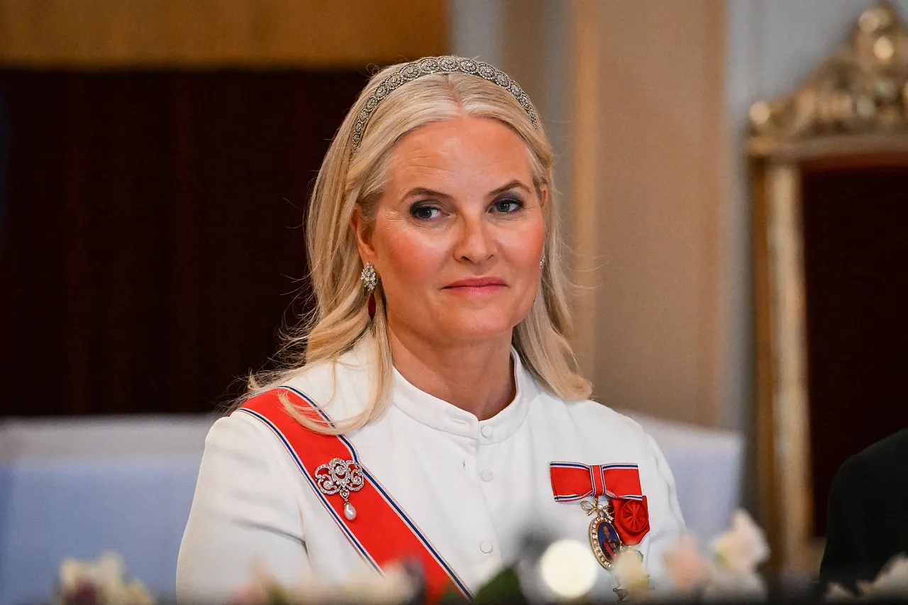 Mette-Marit schaut ernst ins die Ferne.