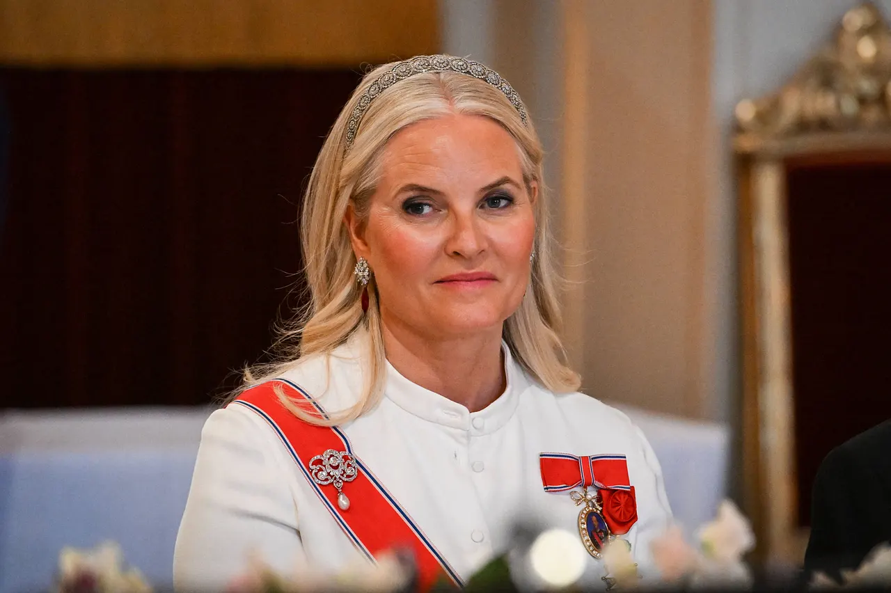 mette-marit-krone-in-gefahr-imago822981117 Mette-Marit schaut ernst ins die Ferne. - Foto: IMAGO / ABACAPRESS