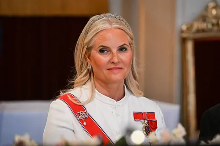 Mette-Marit schaut ernst ins die Ferne.