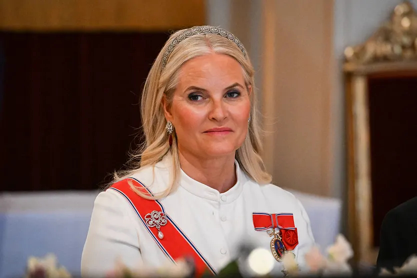 Mette-Marit schaut ernst ins die Ferne.