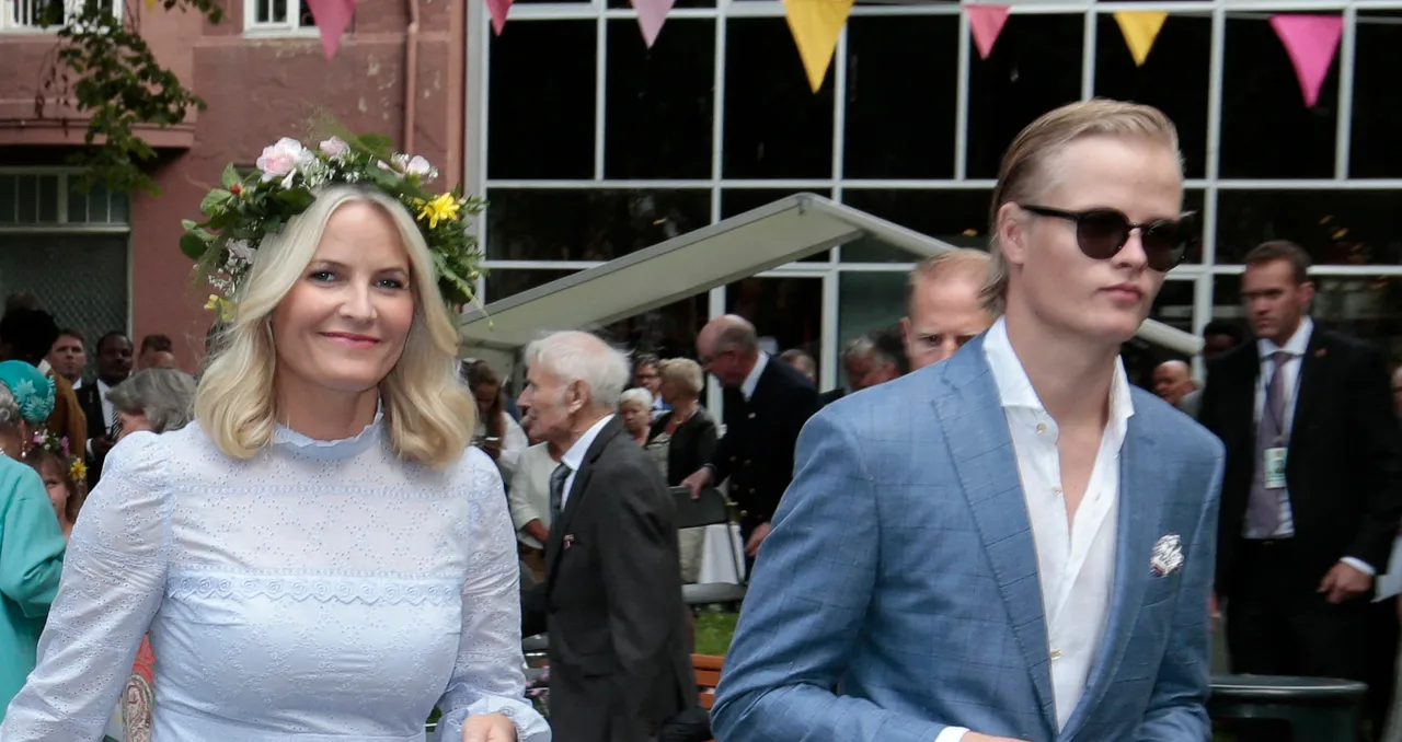 Mette-Marit und ihr Sohn Marius Mette-Marit und ihr Sohn Marius - Foto: LISE ASERUD / Kontributor