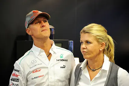 Michael und Corinna Schumacher schauen ernst.