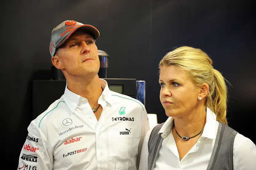 Michael und Corinna Schumacher schauen ernst.