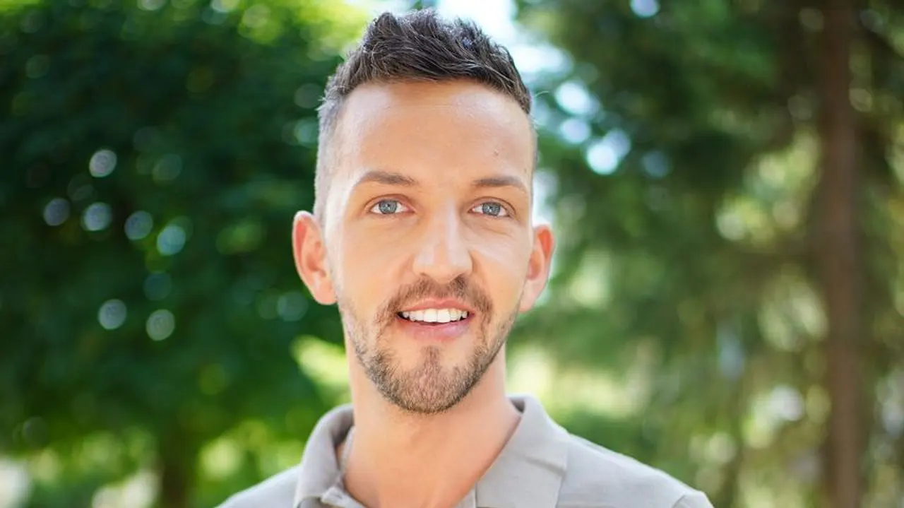 Michael Kaufmann, der 2022 an Bauer sucht Frau teilnahm, lächelt in die Kamera. - Foto: RTL/Stefan Gregorowius