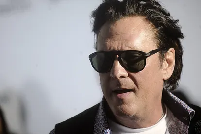 Michael Madsens Gesicht in Nahaufnahme, er trägt eine Sonnenbrille.