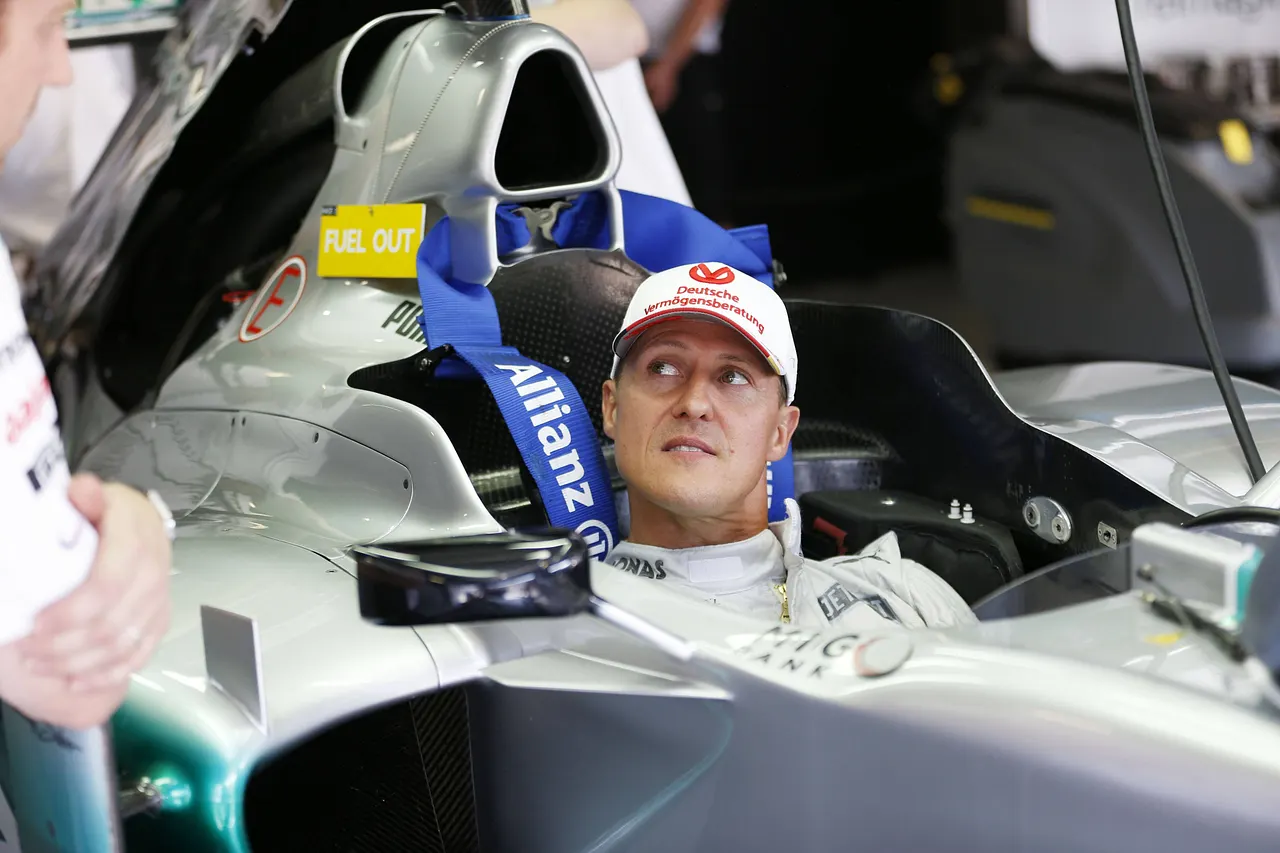 michael-schumacher-rivale-packt-aus-imago11392043 Michael Schumacher sitzt im Cockpit eines Rennautos. - Foto: IMAGO / HochZwei
